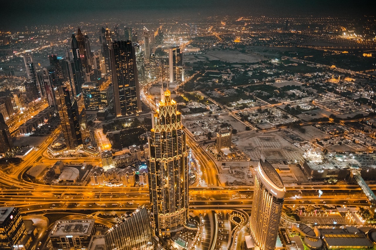 Modern interieur gedecoreerd met Dubai kunstwerk.