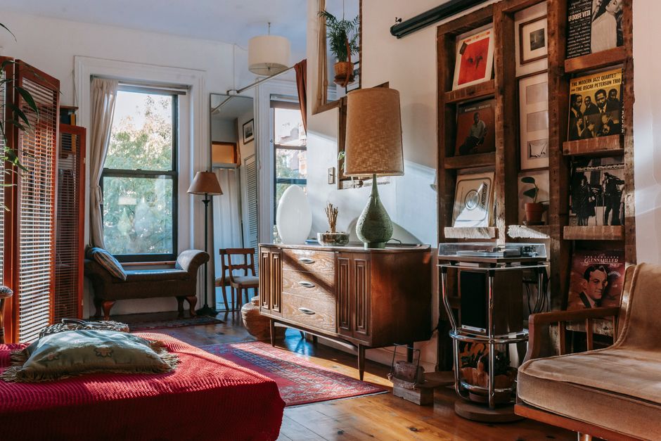 Maximalistische slaapkamer met rijke patronen en kleuren. Maximalistische slaapkamer met rijke patronen en kleuren.